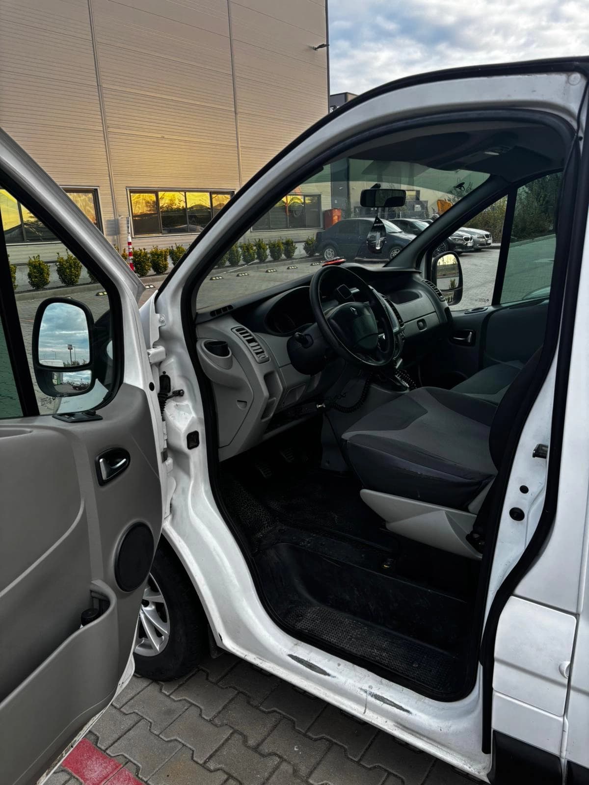 Renault  Trafic 2.0 D – interior