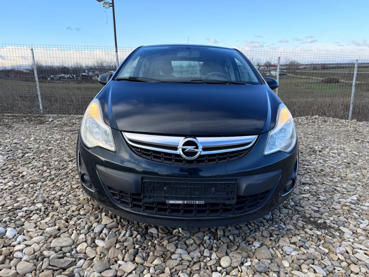 Opel Corsa D 1.2 benzină – vedere laterală