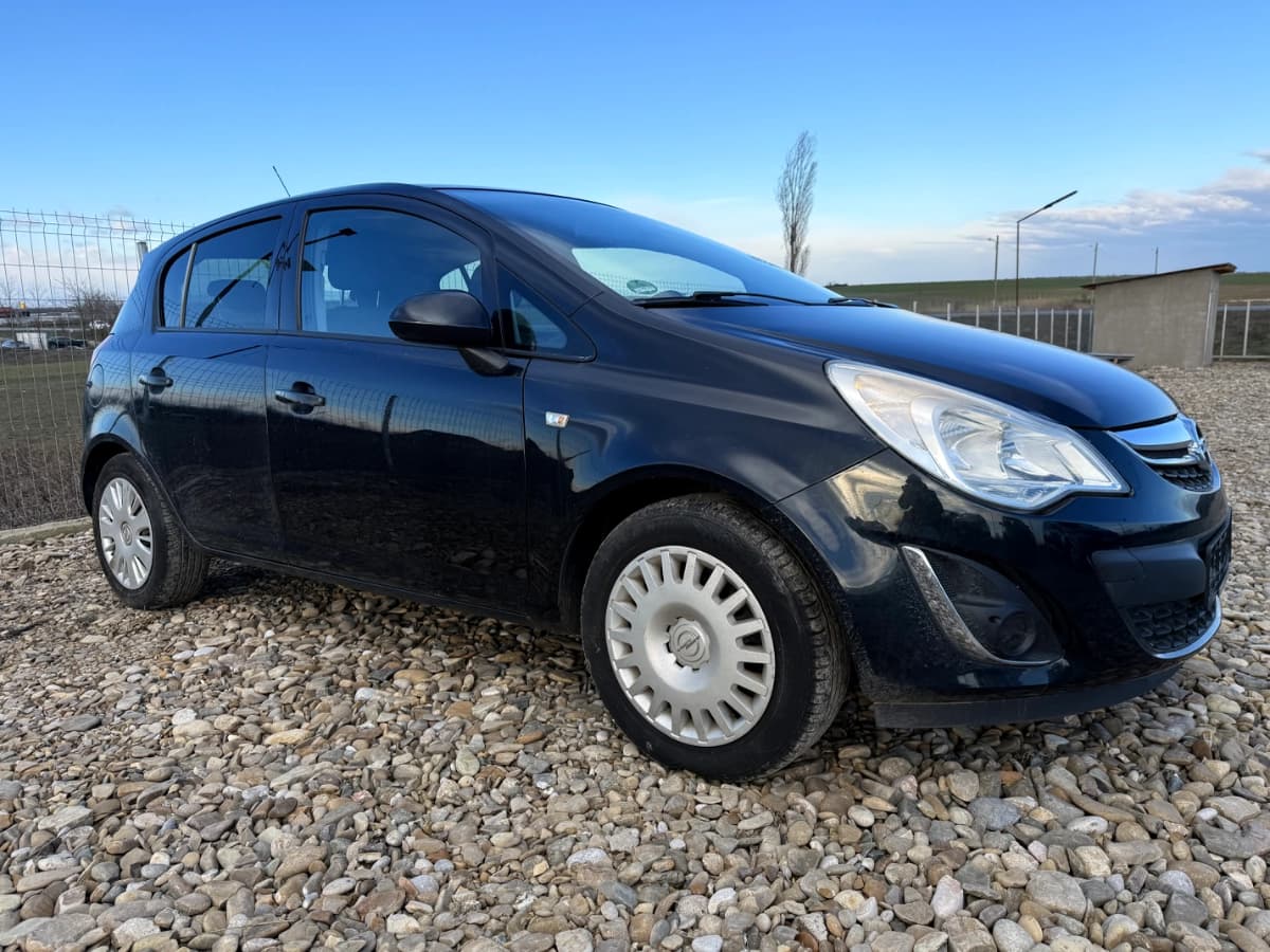 Opel Corsa D 1.2 benzină – vedere spate